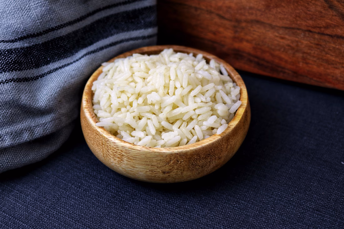 Arroz branco solto, numa taça branca
