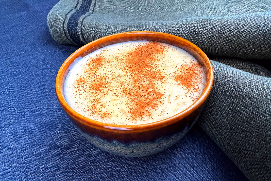 Arroz doce polvilhado com canela, numa taça