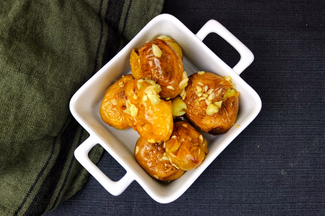 Batatas a murro com casca, regadas com azeite