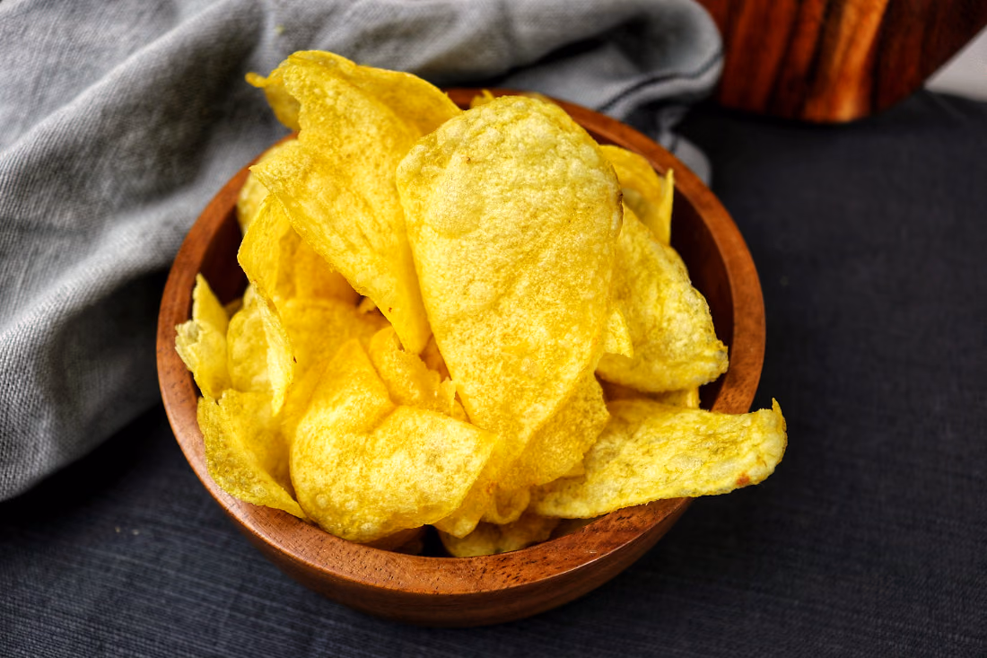 Batata frita caseira em lascas, numa taça de madeira