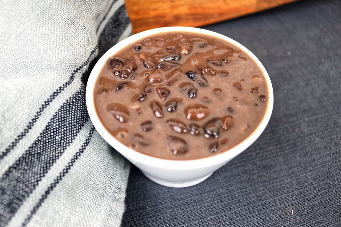 Feijão preto temperado, numa taça escura
