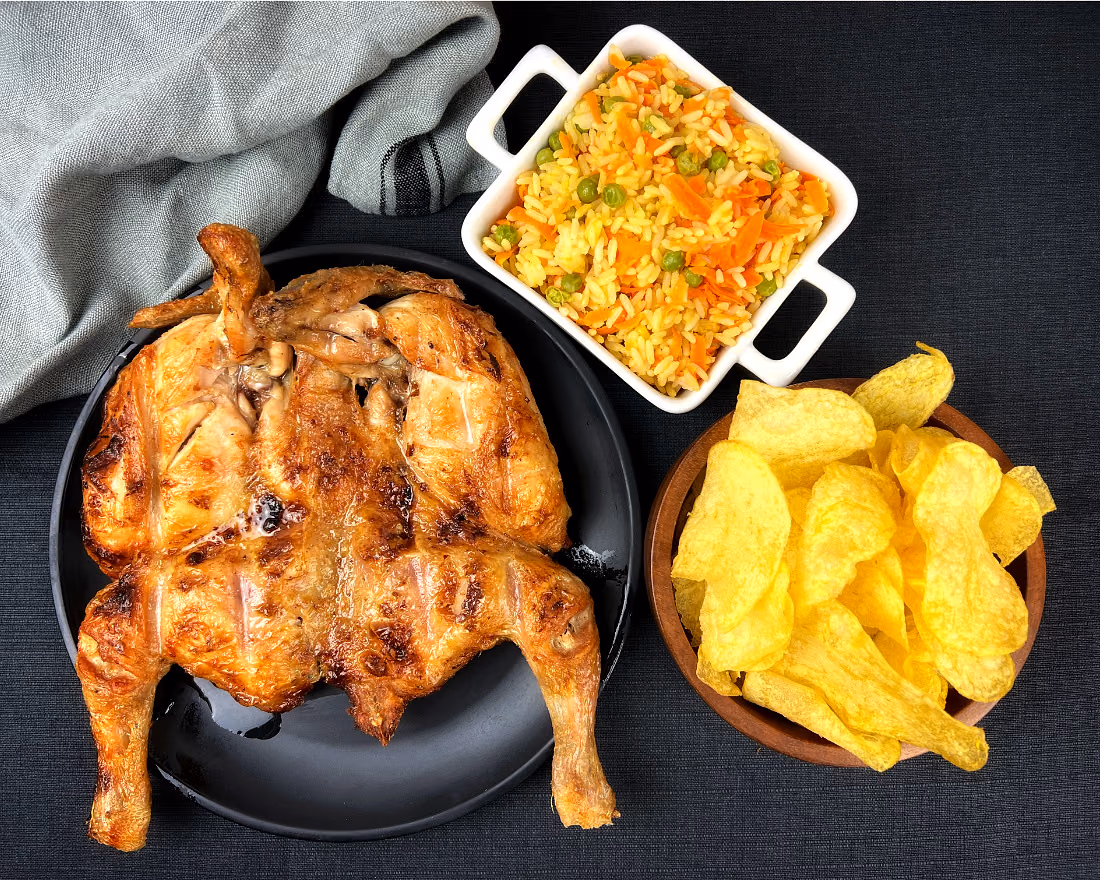 Frango com arroz primavera e batata frita caseira