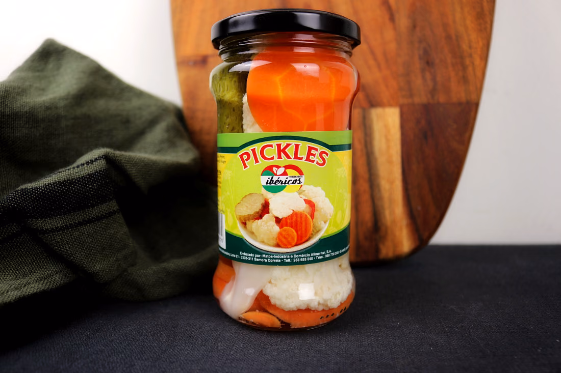 Picles variados, numa taça