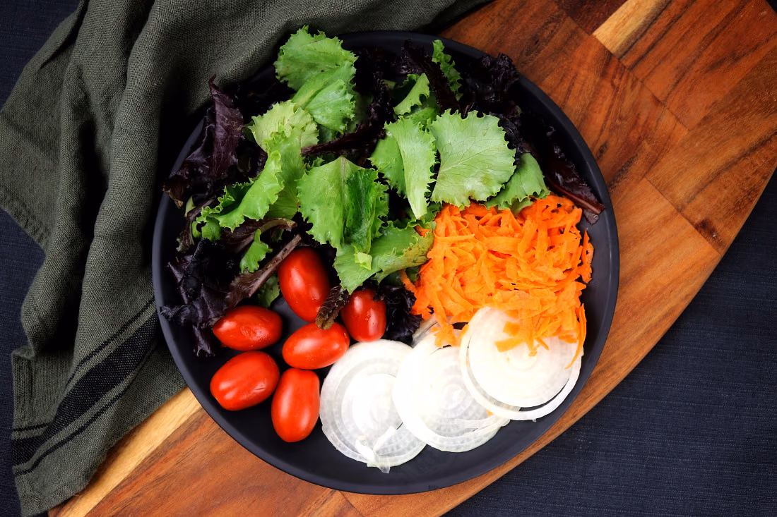 Salada mista de alface, tomate e cebola
